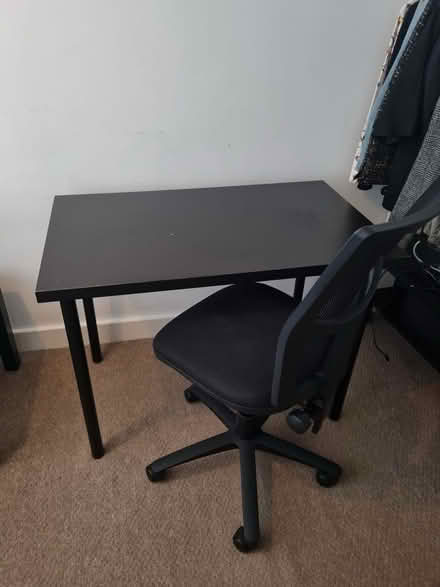 Photo of free Office chair and desk (Se109qb) #1