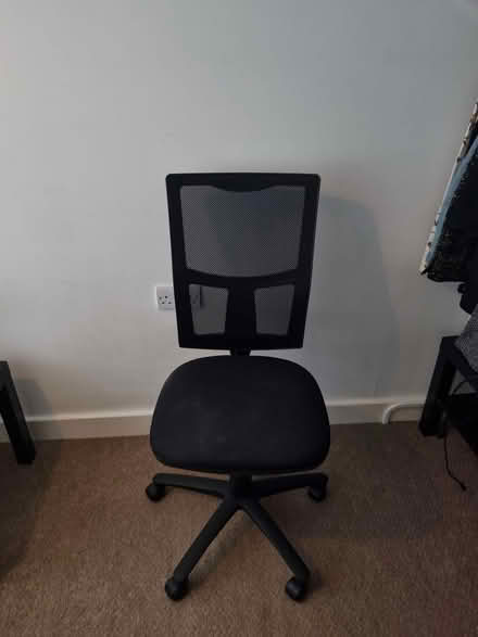 Photo of free Office chair and desk (Se109qb) #3