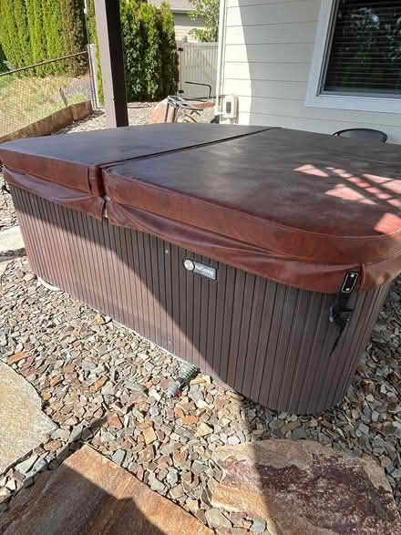 Photo of free Hot Springs Jet Setter Hot Tub (Eagle Ridge) #1