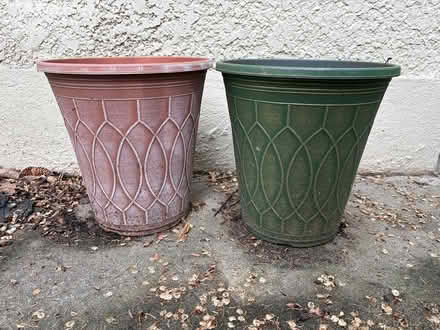 Photo of free outdoor planter pots (Near Lake St & France Ave.) #1