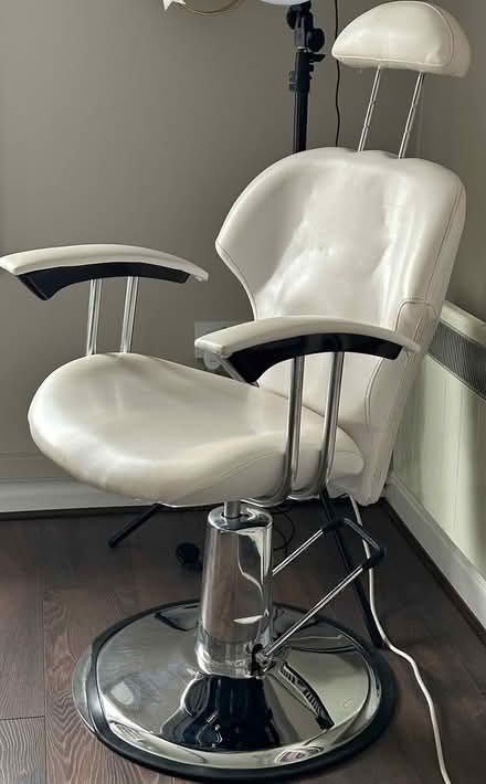 Photo of free Threading/Beauty Hydraulic Chair (Malahide Village) #2