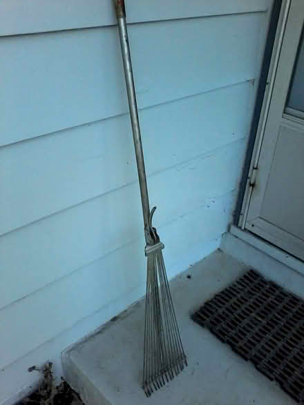 Photo of free extendable, narrow garden rake (Hawthorne Hills in NE Seattle) #1