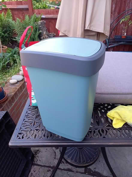Photo of free 20L ? flip top rubbish bin (hainault, essex. IG6) #1