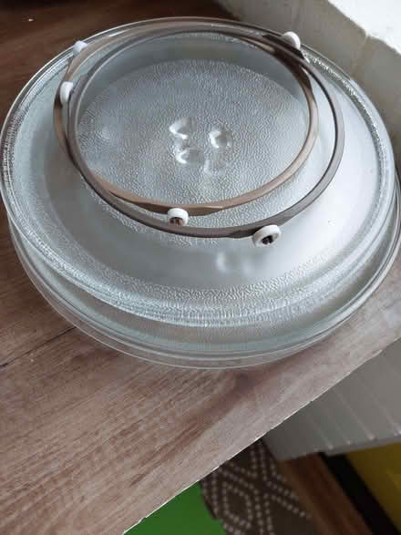 Photo of free 4 microwave plates. 2 rings (Hersham KT12) #1