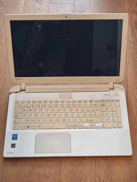 Photo of free 12 years old laptop, hinge issues (Romford, RM7) #2