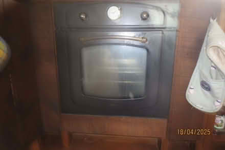Photo of free built in oven Whirlpool (Little Welland WR13) #1