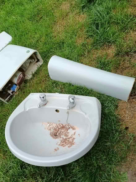 Photo of free pedastal sink (The Rock TF3) #1