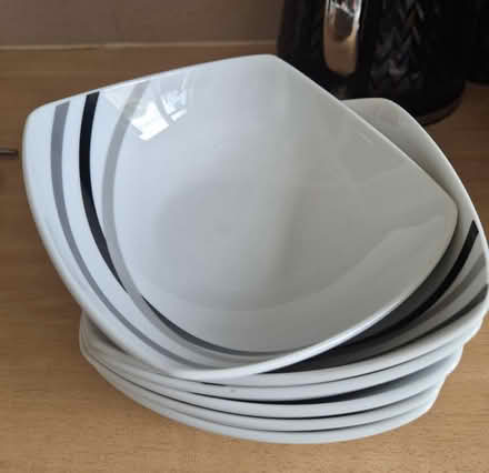 Photo of free 16 piece dinner set (Welling DA16) #1