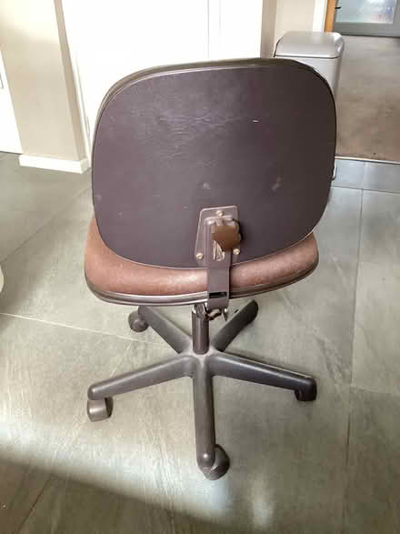 Photo of free Executive office or gaming chair (Poynton SK12) #2