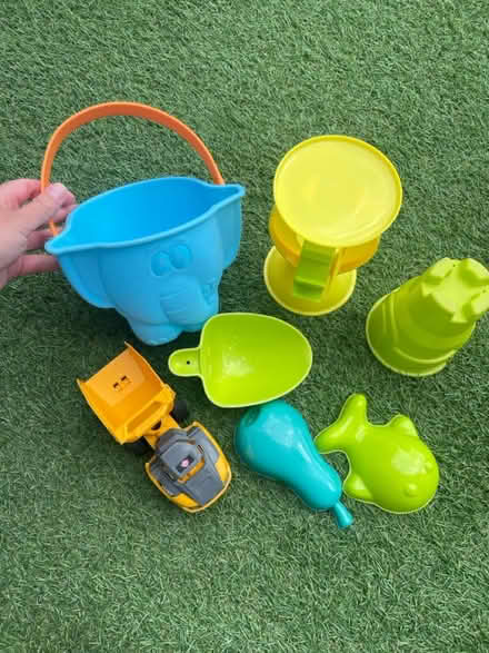 Photo of free Bucket with shovel (en1) #1