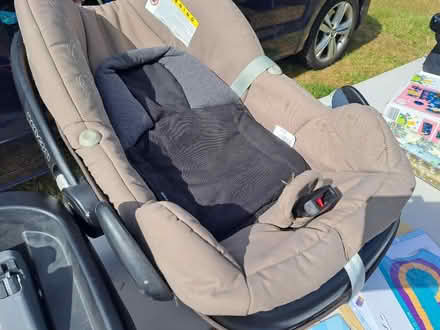 Photo of free Car seat with isofix base (S8 Lowedges) #2