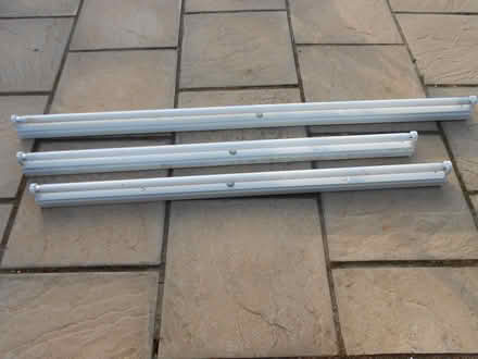 Photo of free 3 x fluorescent lights & blubs (IP8) #1