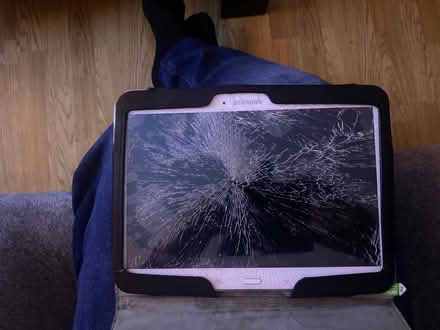 Photo of free Samsung tab 4 (faulty) (Easthampstead RG12) #1