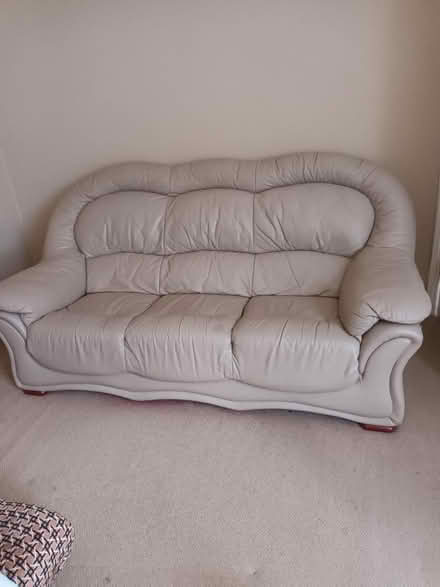 Photo of free 3 seater leather settee / sofa (Croydon Road, Beckenham) #1
