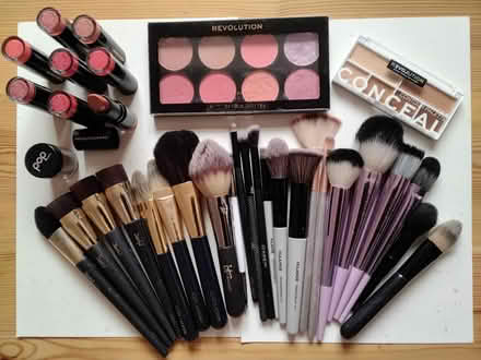 Photo of free 23 Brushes & Revolution Make-Up (DA1) #2