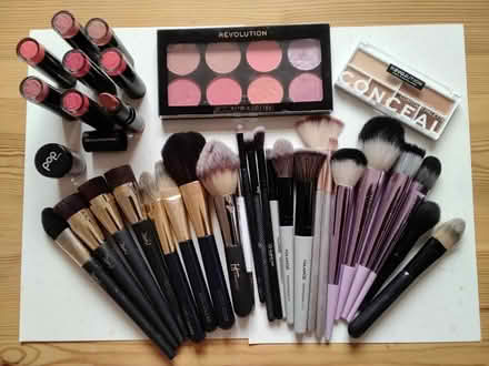 Photo of free 23 Brushes & Revolution Make-Up (DA1) #1