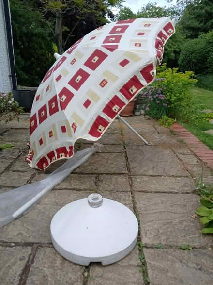 Photo of free Garden parasol and base (Letchworth SG6) #1
