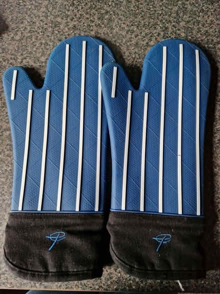 Photo of free oven gloves (Epping CM16) #1