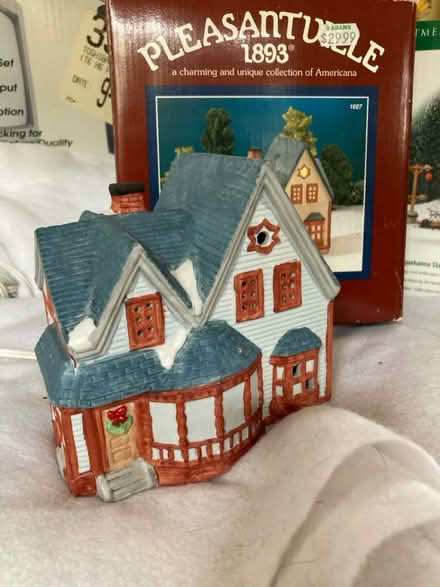 Photo of free Christmas Village (NE Seattle, near Roosevelt HS) #3