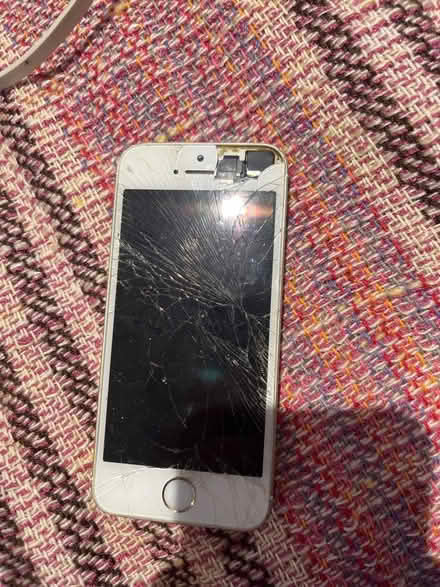 Photo of free Smashed iPhone SE (BN3 Brighton) #1