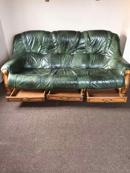 Photo of free Green leather settee / sofa (BR3, Park Langley) #3