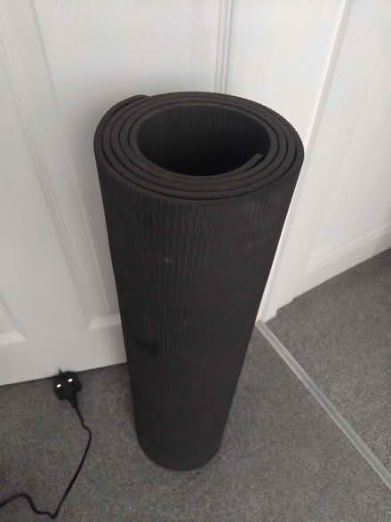 Photo of free black yoga mat (ware SG12) #2