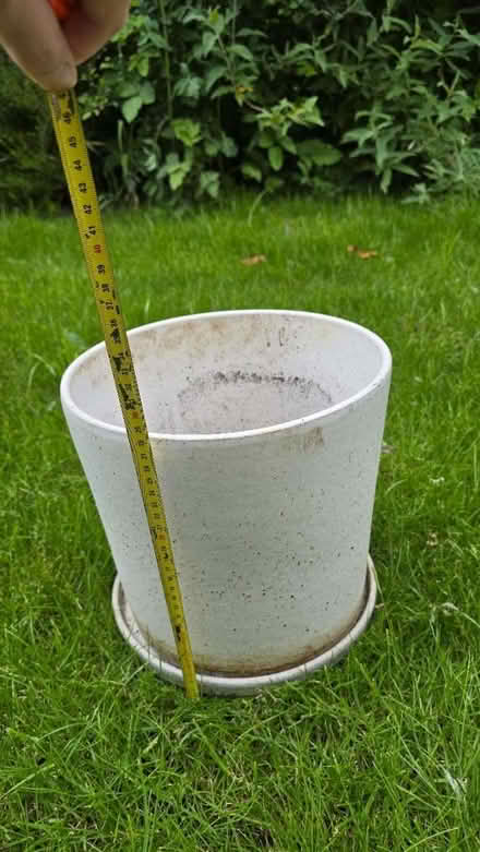 Photo of free Large Outdoor Pot with Saucer – ~28 cm x 27 cm (Kidlington OX5) #2