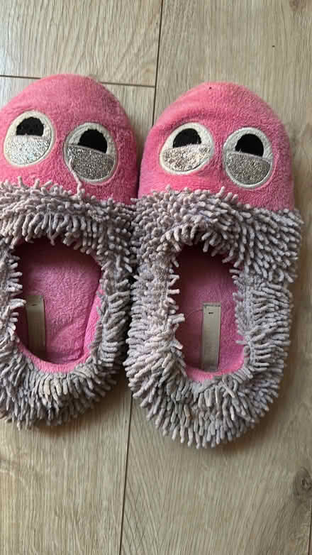 Photo of free Lilac/pink Kids’ Slippers (size 1) (Bretlands KT16) #1
