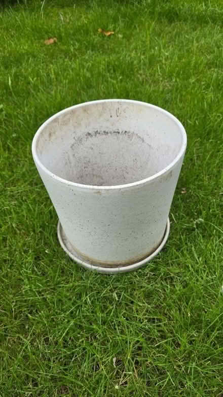 Photo of free Large Outdoor Pot with Saucer – ~28 cm x 27 cm (Kidlington OX5) #1