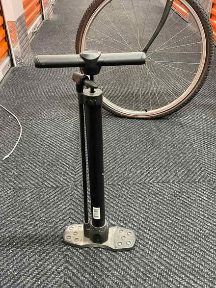 Photo of free Men's Bicycle with Tire Pump (Just outside of Park Slope) #4