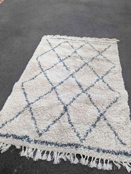 Photo of free White and blue rug (Thatcham, West Berkshire) #1