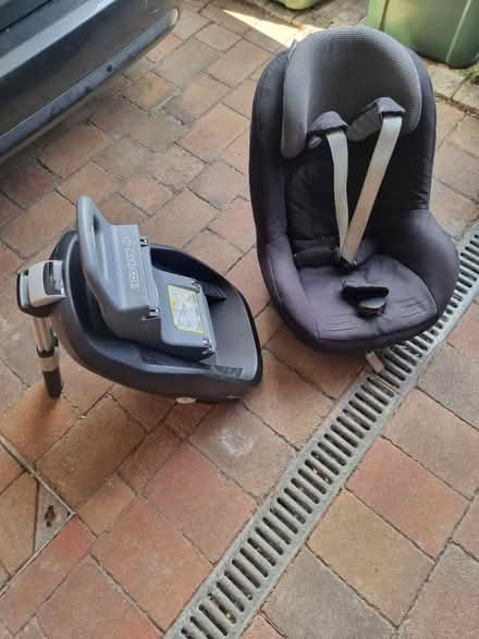 Photo of free Maxi-Cosi Pearl with isofix base (Weybridge - Oatlands KT13) #1