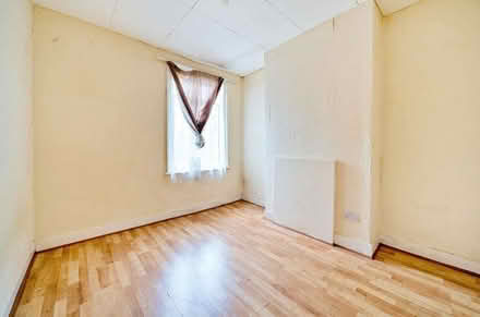 Photo of free Laminate flooring (DIY dismantle) (Bell Gardens E17) #2