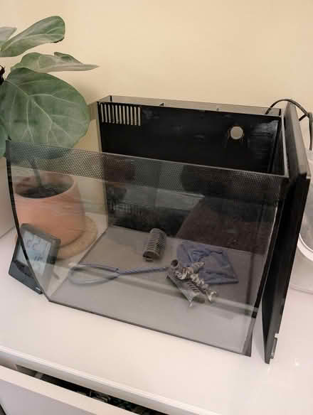 Photo of free Fish tank (N11 3qa nr new Southgate stn) #1