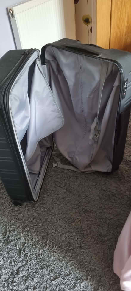 Photo of free medium travel suitcase (Ravensbourne BR1) #2