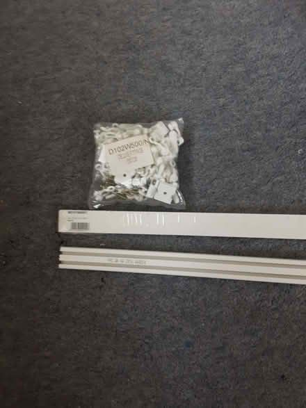 Photo of free White curtain track for bay or standard windows (Emmbrook RG41) #1