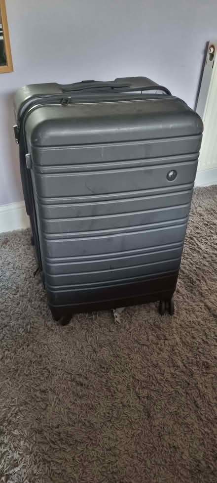 Photo of free medium travel suitcase (Ravensbourne BR1) #1