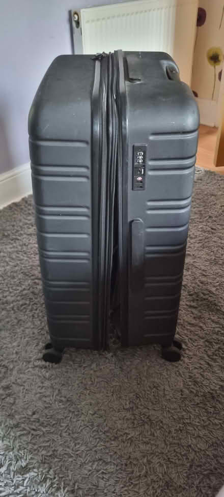 Photo of free medium travel suitcase (Ravensbourne BR1) #3