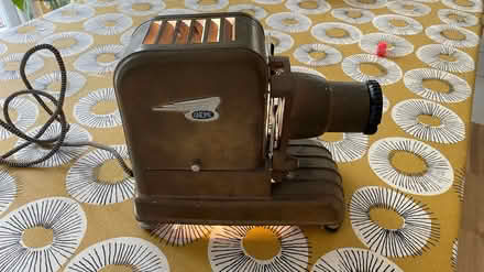 Photo of free Vintage slide projector (Brentwood CM13) #2
