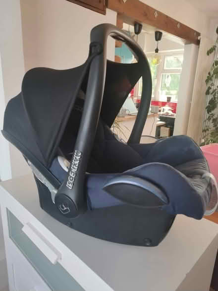 Photo of free 2 maxi Cosi with base (Dunstable) #3