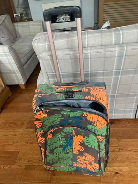 Photo of free Medium suitcase (Wellington TF1) #2
