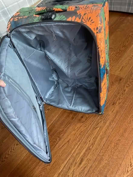 Photo of free Medium suitcase (Wellington TF1) #3
