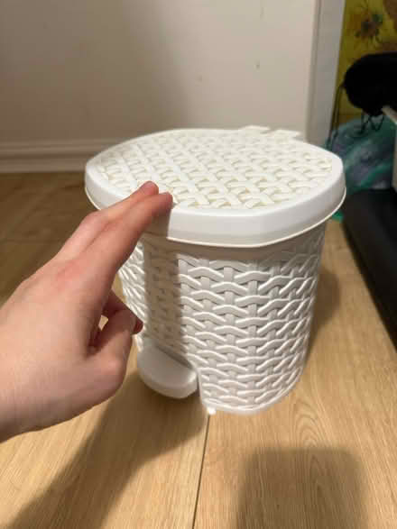 Photo of free Small rubbish bin (Islington N1 (essex road)) #1