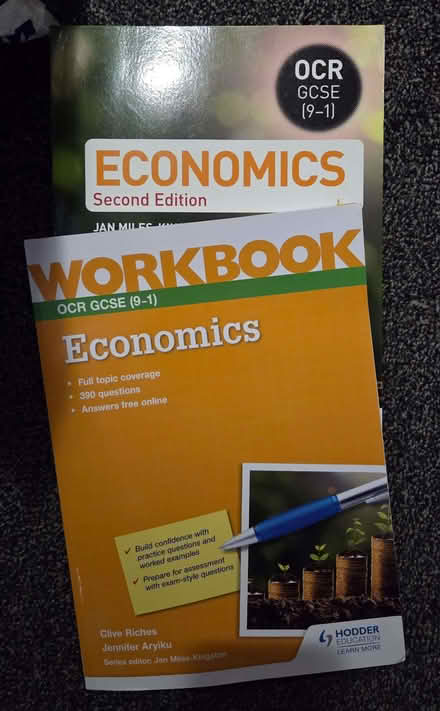 Photo of free GCSE revision/workbooks and flashcards (Shinfield RG2) #1