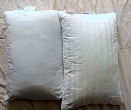 Photo of free King Size 4.5 tog duvet, 2 pillows (Lee SE12) #1