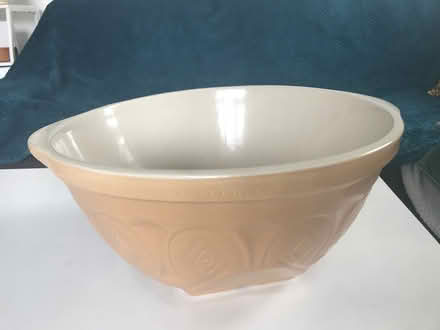 Photo of free Large mixing bowl (E17) #1