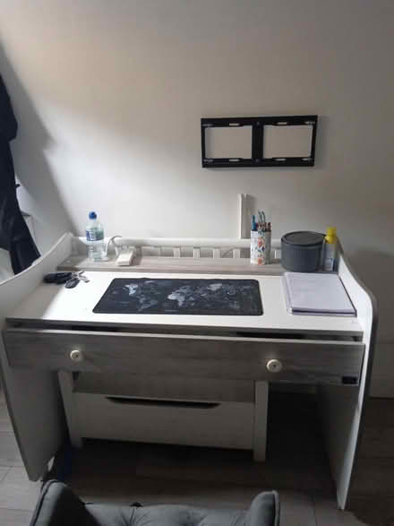 Photo of free Desk (DA1 1TL) #1