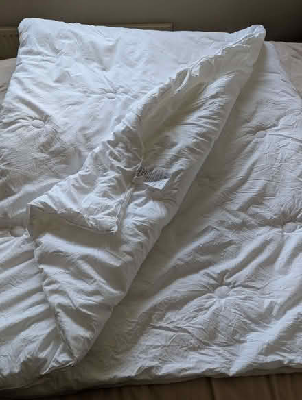 Photo of free King Size 4.5 tog duvet, 2 pillows (Lee SE12) #2