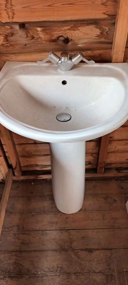 Photo of free single pedestal sink (Dean Row SK9) #1