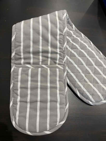 Photo of free Oven glove (BN1) #1